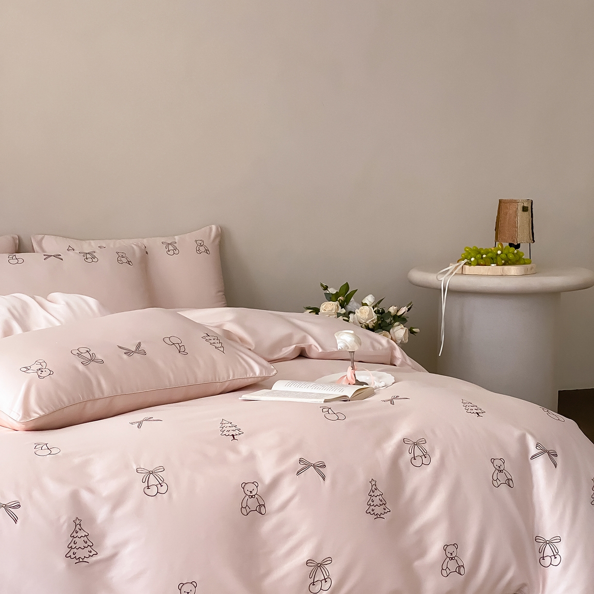 91家纺网 家纺一手货源 找家纺 曼布缇 2026新款长绒棉四件套-青春记忆（会员-20，券后308起） 青春记忆-浅粉