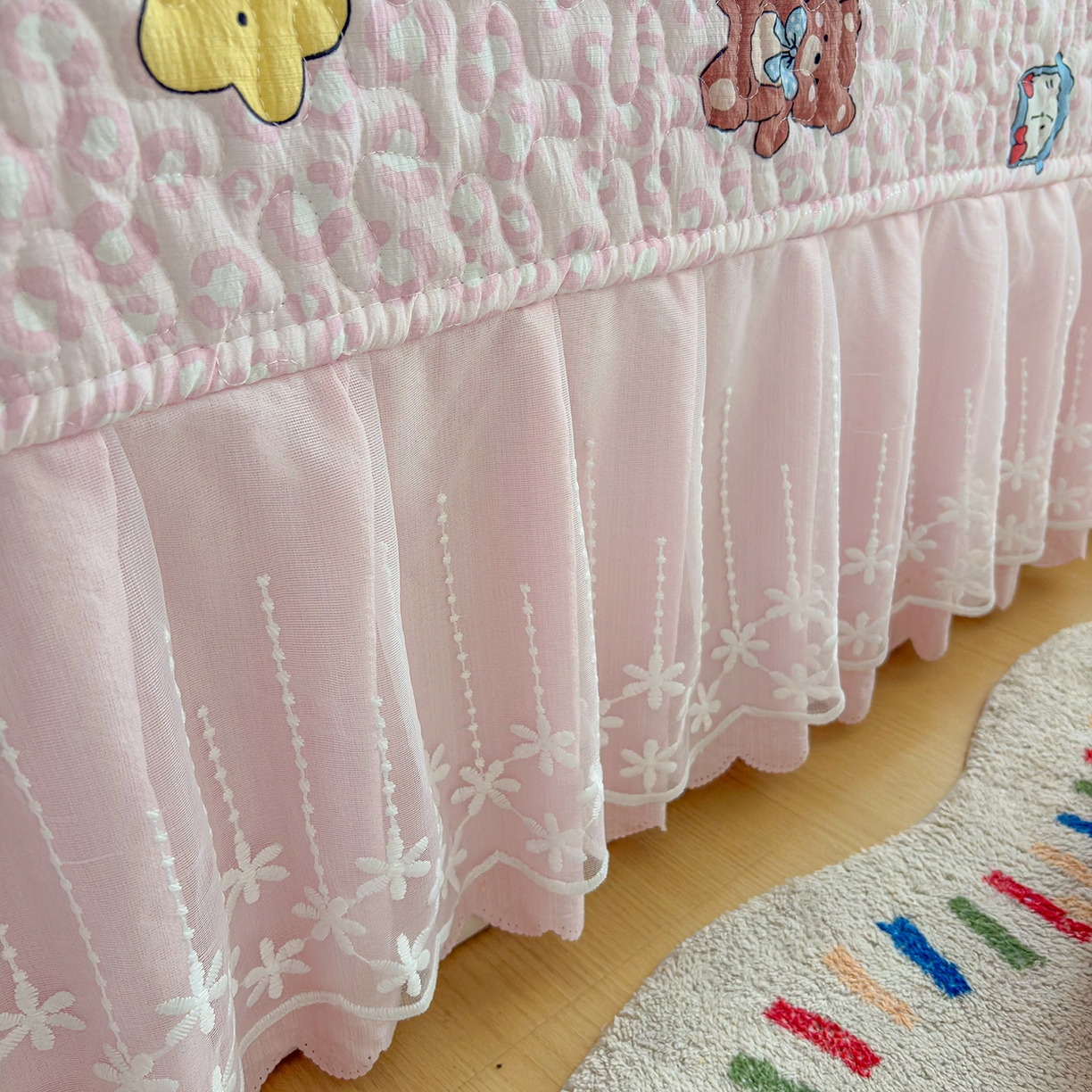 91家纺网 家纺一手货源 找家纺 绒耀家纺 2026春夏直播爆款泡芙棉云感双层纱皱皱纱韩式花边夏被四件套 豹纹KT