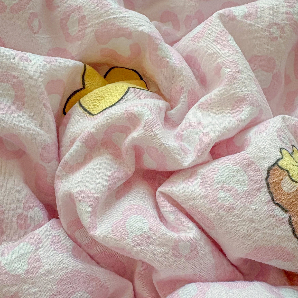 91家纺网 家纺一手货源 找家纺 绒耀家纺 2026春夏直播爆款泡芙棉云感双层纱皱皱纱韩式花边夏被四件套 豹纹KT