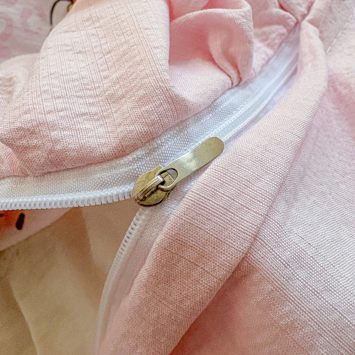 91家纺网 家纺一手货源 找家纺 绒耀家纺 2026春夏直播爆款泡芙棉云感双层纱皱皱纱韩式花边夏被四件套 豹纹KT