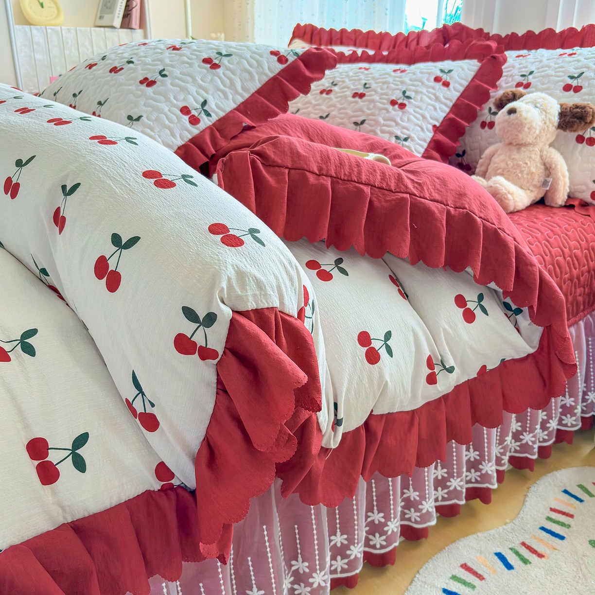 91家纺网 家纺一手货源 找家纺 绒耀家纺 2026春夏直播爆款泡芙棉云感双层纱皱皱纱韩式花边夏被四件套 初恋樱桃