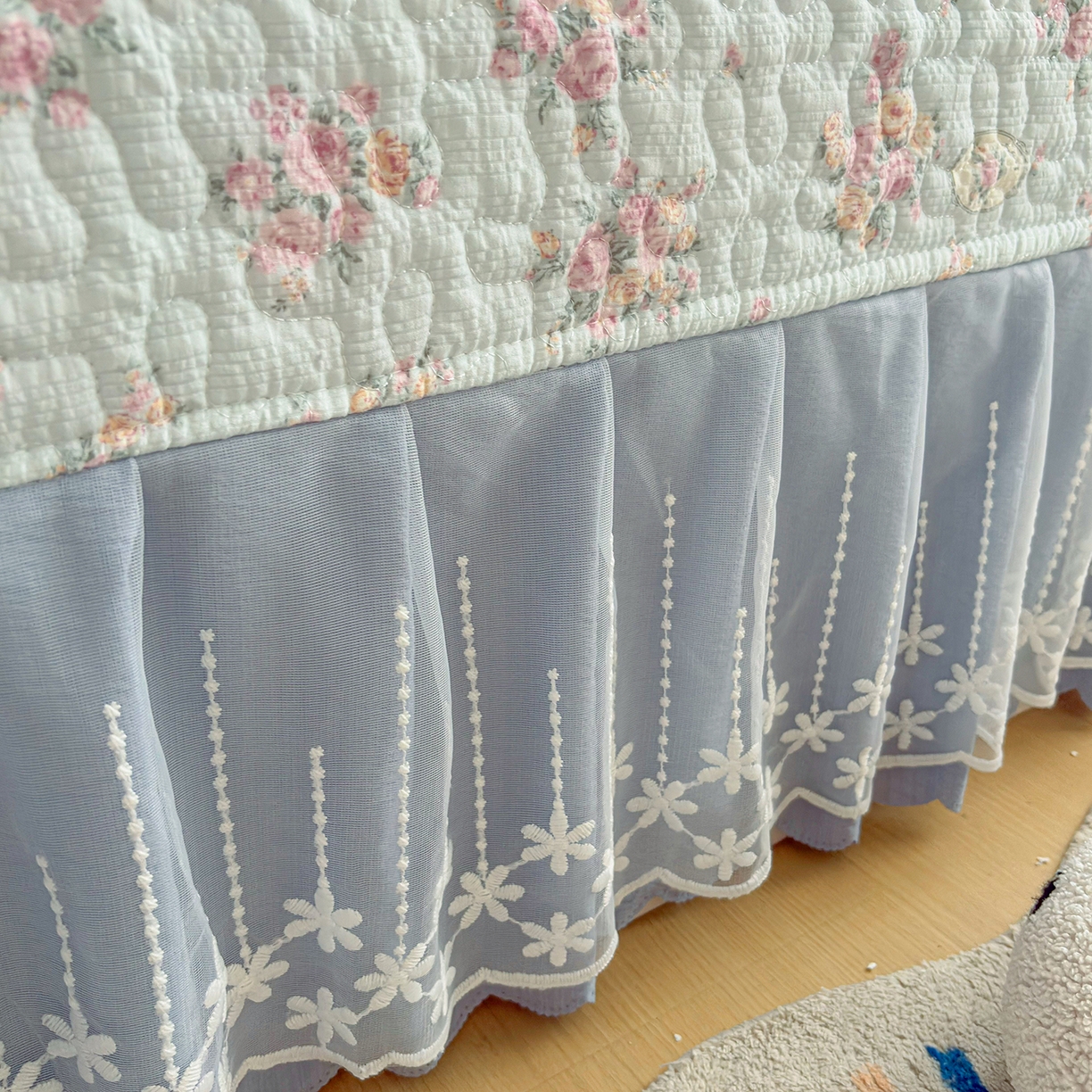 91家纺网 家纺一手货源 找家纺 绒耀家纺 2026春夏直播爆款泡芙棉云感双层纱皱皱纱韩式花边夏被四件套 春天里