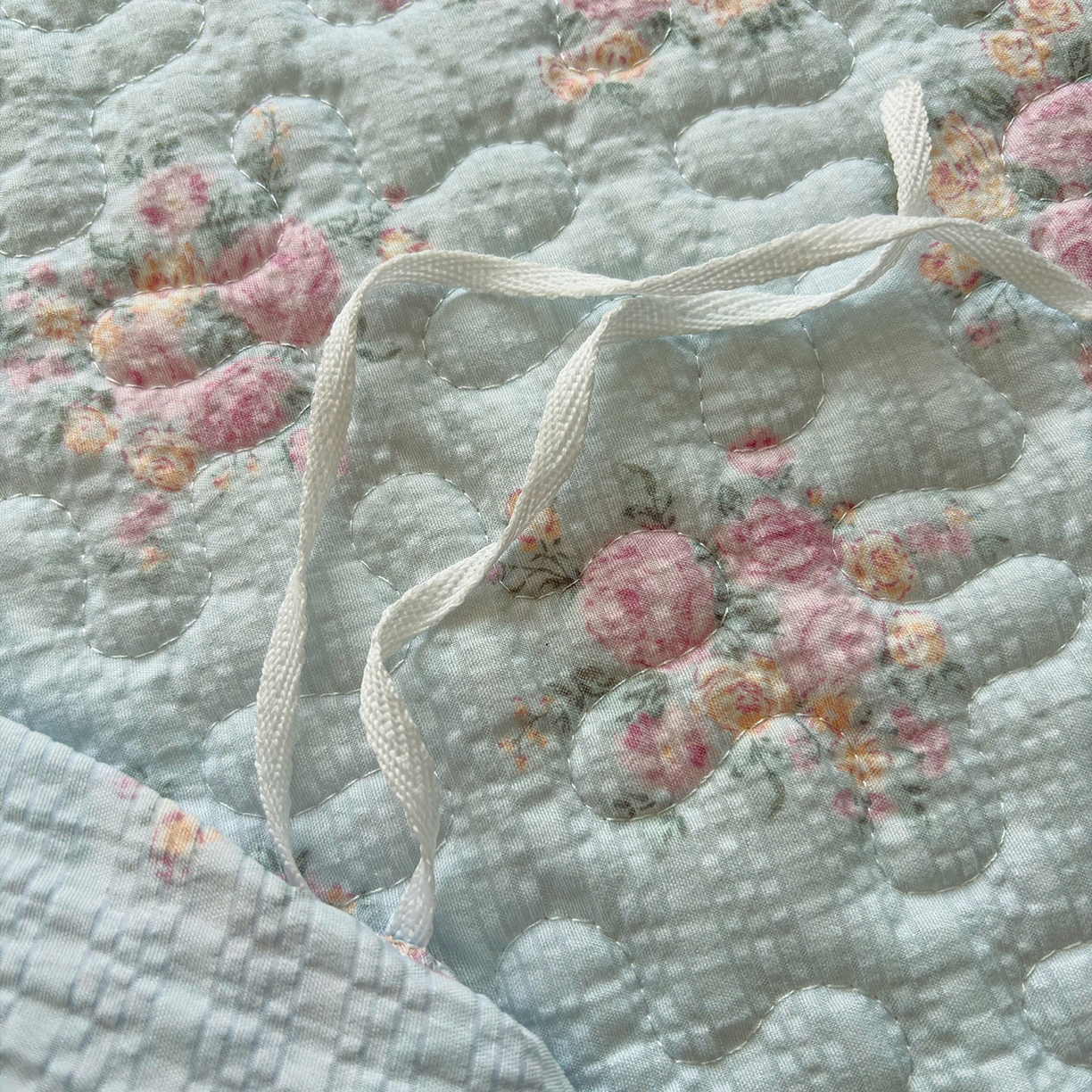 91家纺网 家纺一手货源 找家纺 绒耀家纺 2026春夏直播爆款泡芙棉云感双层纱皱皱纱韩式花边夏被四件套 春天里