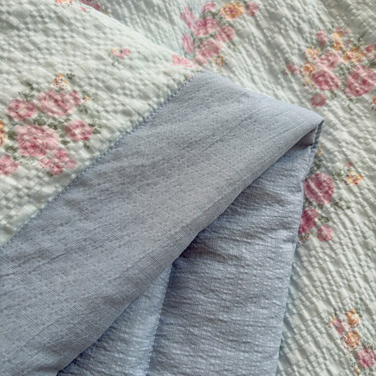 91家纺网 家纺一手货源 找家纺 绒耀家纺 2026春夏直播爆款泡芙棉云感双层纱皱皱纱韩式花边夏被四件套 春天里