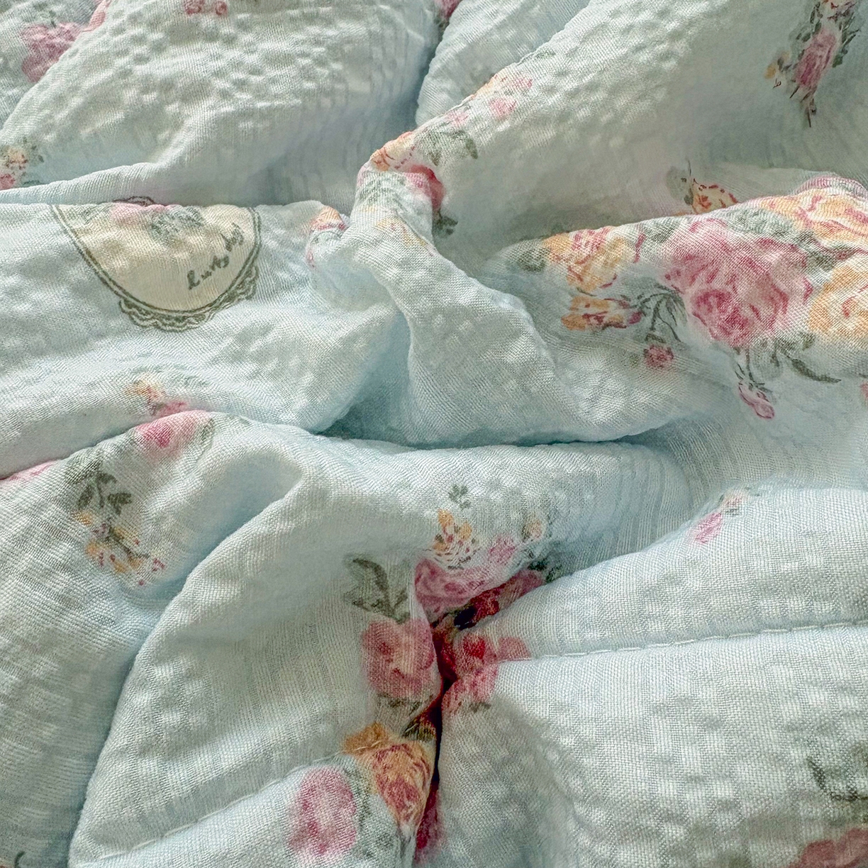 91家纺网 家纺一手货源 找家纺 绒耀家纺 2026春夏直播爆款泡芙棉云感双层纱皱皱纱韩式花边夏被四件套 春天里