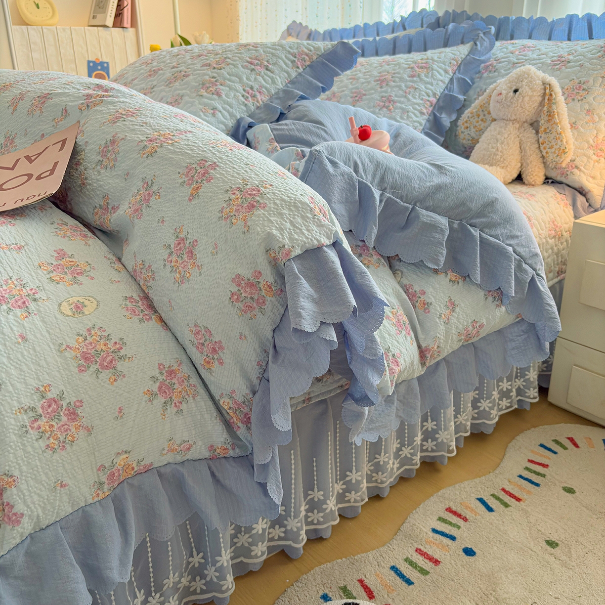 91家纺网 家纺一手货源 找家纺 绒耀家纺 2026春夏直播爆款泡芙棉云感双层纱皱皱纱韩式花边夏被四件套 春天里