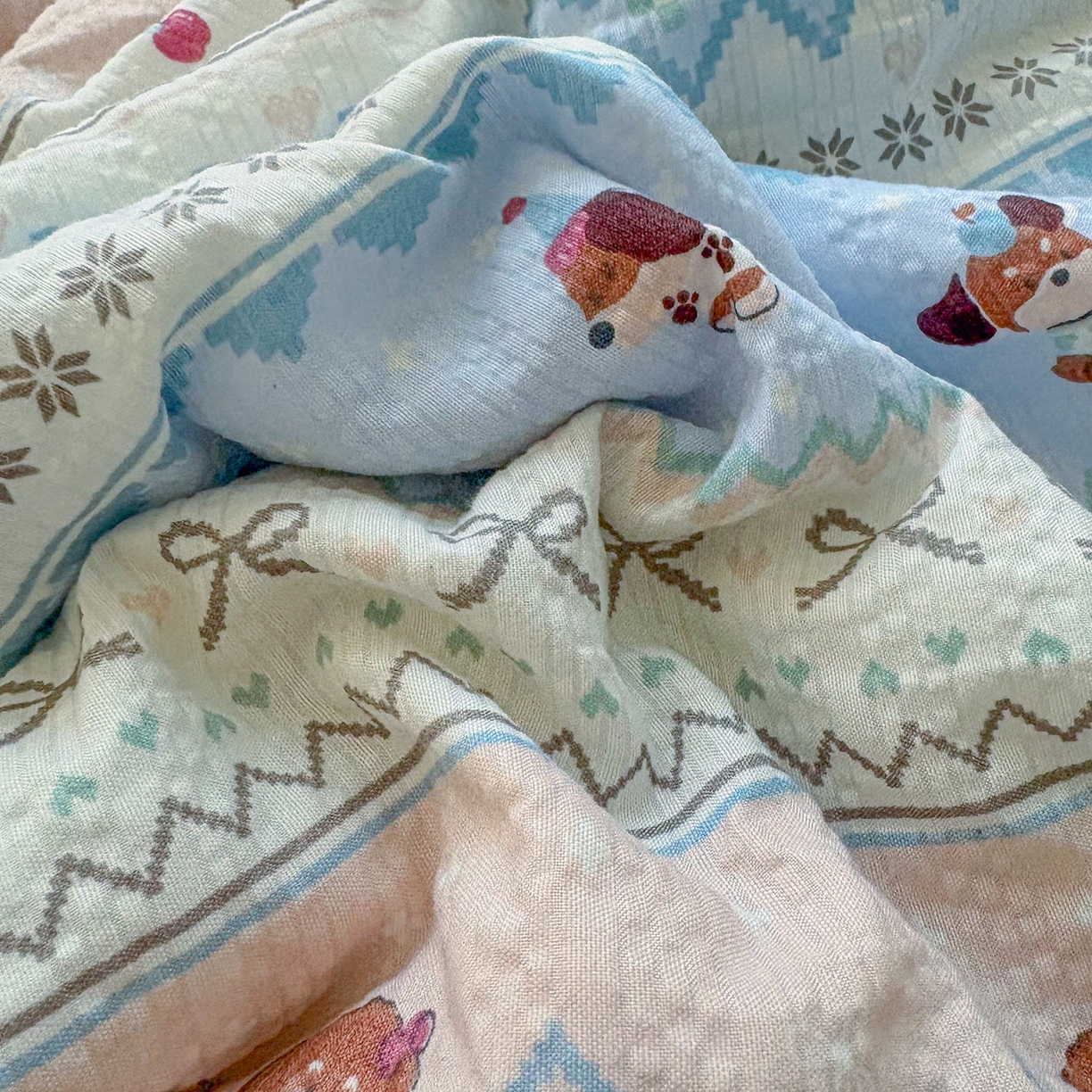 91家纺网 家纺一手货源 找家纺 绒耀家纺 2026春夏直播爆款泡芙棉云感双层纱皱皱纱韩式花边夏被四件套 费尔岛狗狗