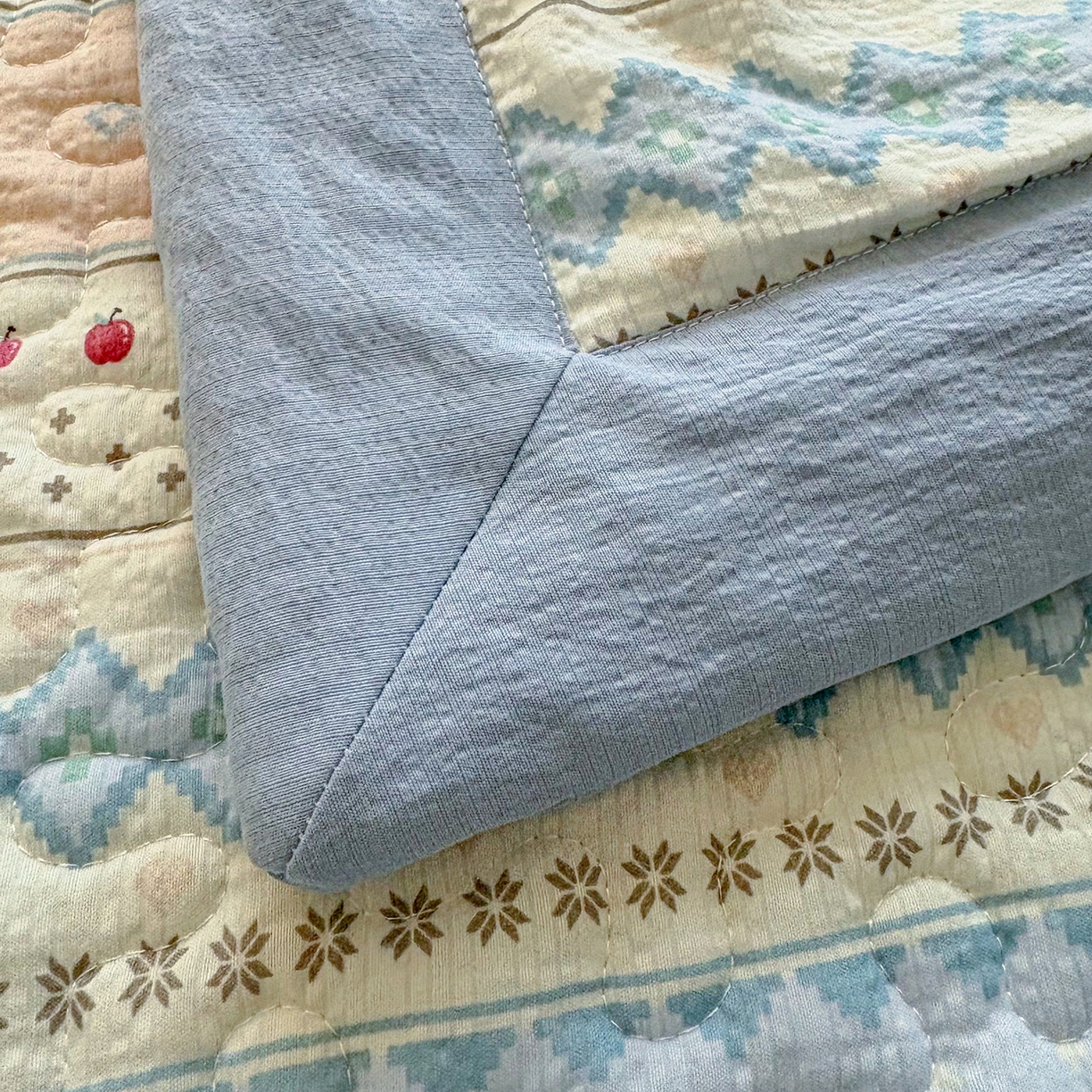 91家纺网 家纺一手货源 找家纺 绒耀家纺 2026春夏直播爆款泡芙棉云感双层纱皱皱纱韩式花边夏被四件套 费尔岛狗狗