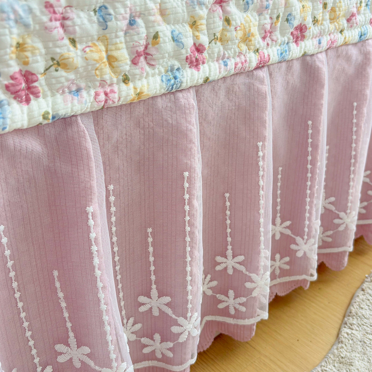 91家纺网 家纺一手货源 找家纺 绒耀家纺 2026春夏直播爆款泡芙棉云感双层纱皱皱纱韩式花边夏被四件套 粉黛