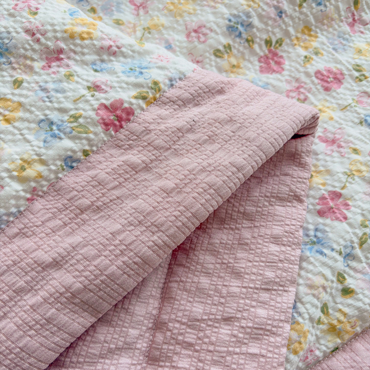 91家纺网 家纺一手货源 找家纺 绒耀家纺 2026春夏直播爆款泡芙棉云感双层纱皱皱纱韩式花边夏被四件套 粉黛