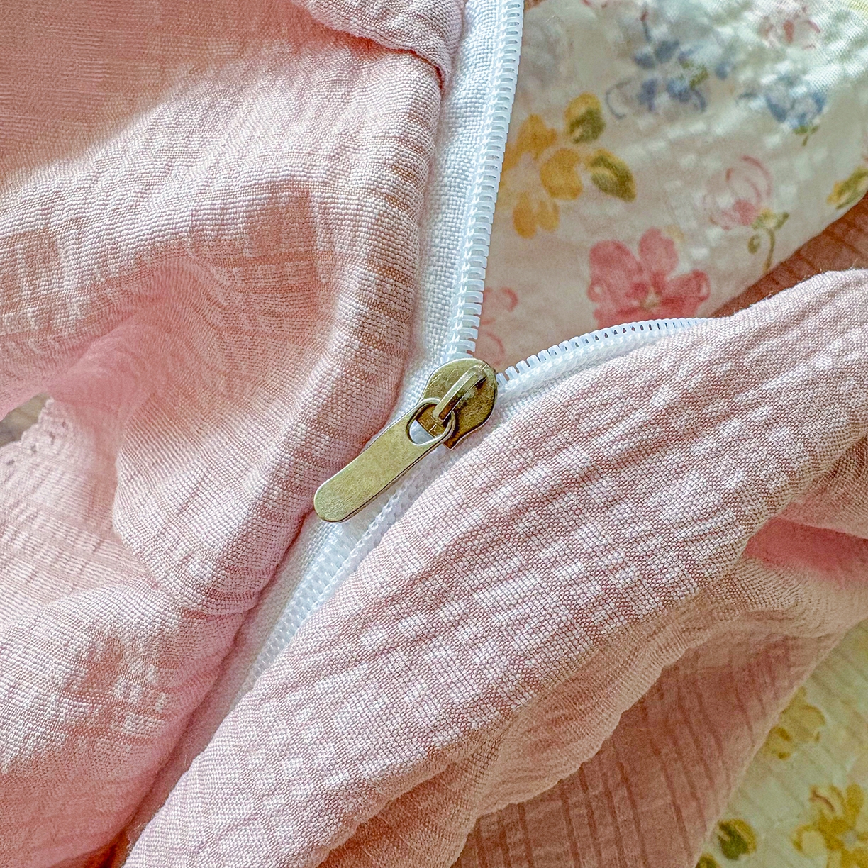 91家纺网 家纺一手货源 找家纺 绒耀家纺 2026春夏直播爆款泡芙棉云感双层纱皱皱纱韩式花边夏被四件套 粉黛