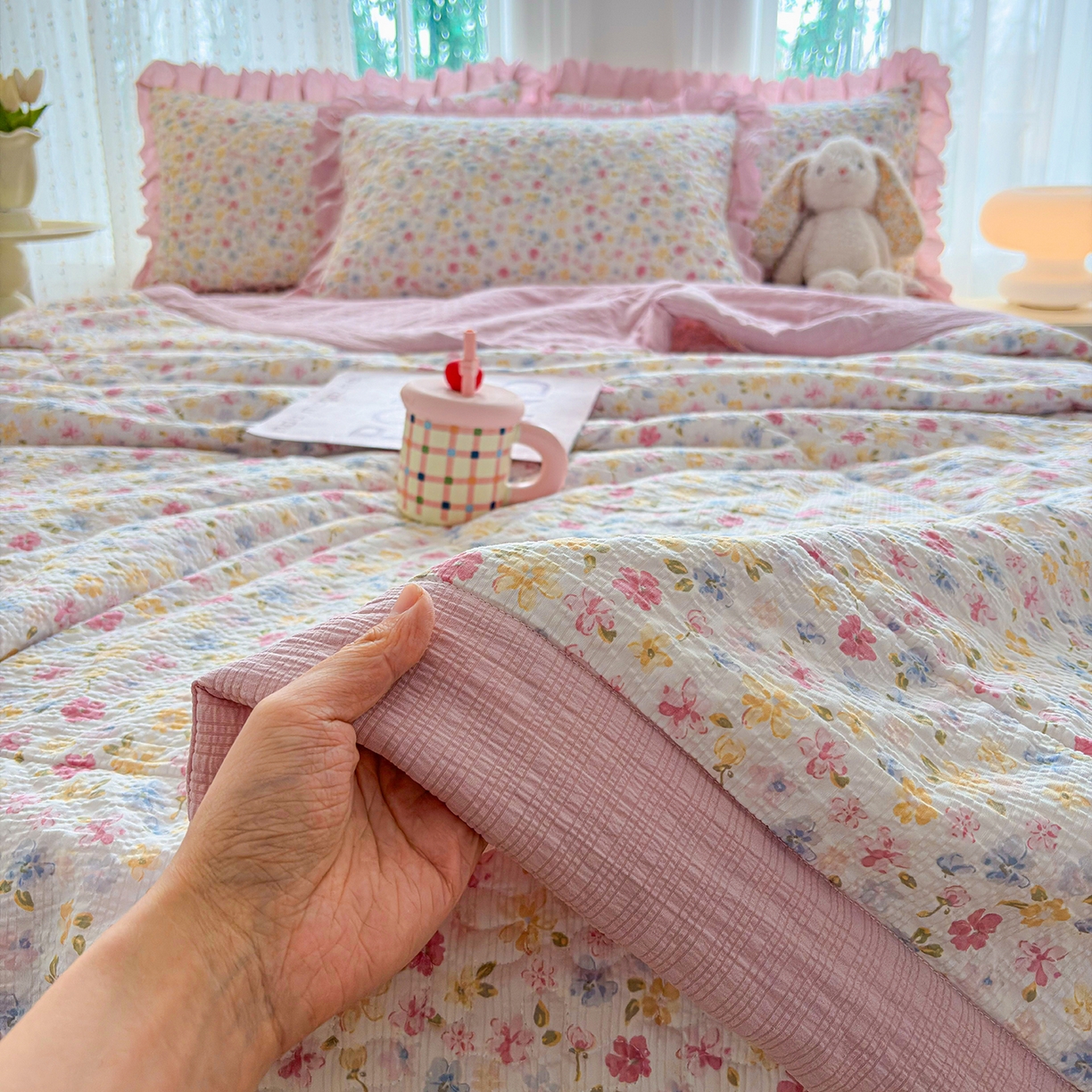 91家纺网 家纺一手货源 找家纺 绒耀家纺 2026春夏直播爆款泡芙棉云感双层纱皱皱纱韩式花边夏被四件套 粉黛