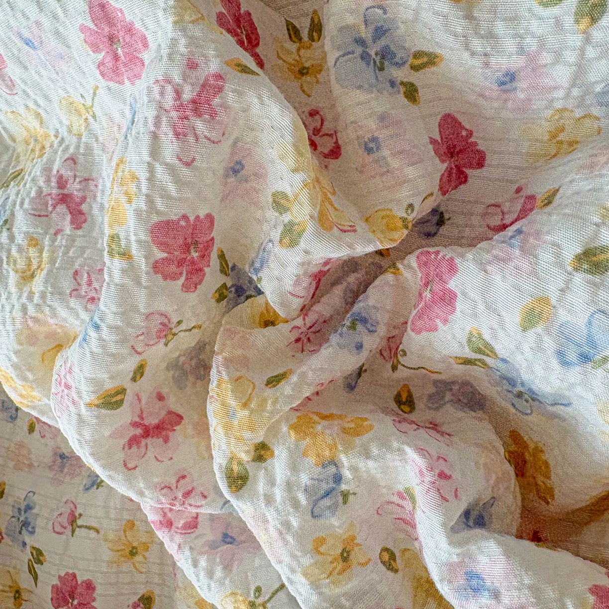 91家纺网 家纺一手货源 找家纺 绒耀家纺 2026春夏直播爆款泡芙棉云感双层纱皱皱纱韩式花边夏被四件套 粉黛