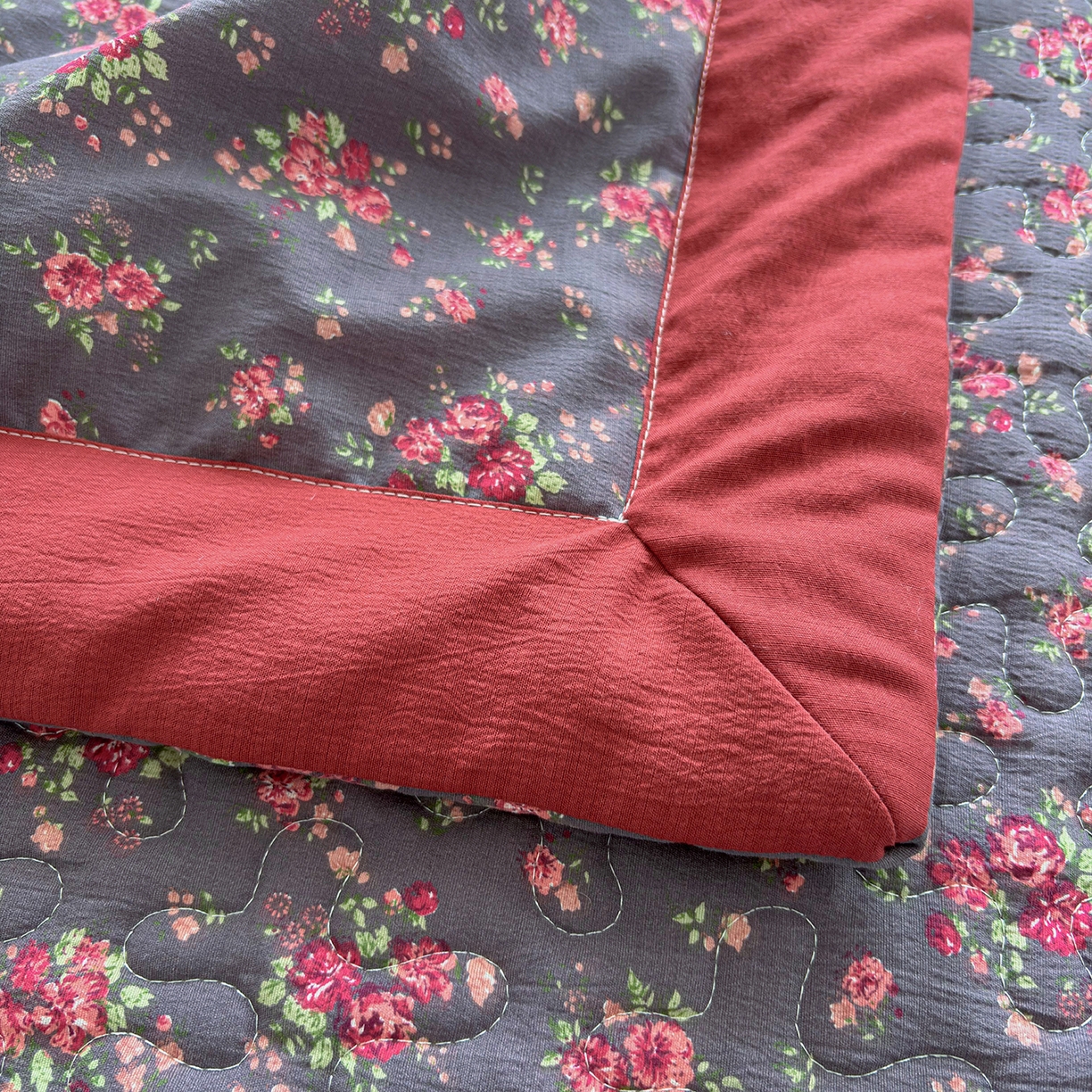 91家纺网 家纺一手货源 找家纺 绒耀家纺 2026春夏直播爆款泡芙棉云感双层纱皱皱纱韩式花边夏被四件套 花仙谷