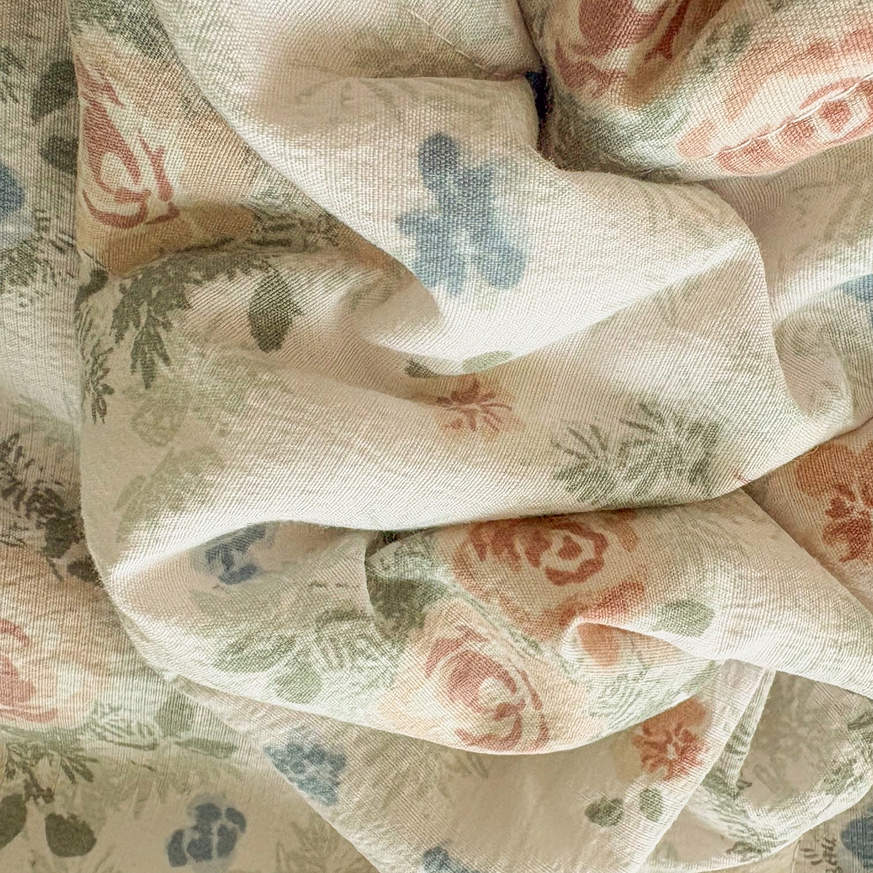 91家纺网 家纺一手货源 找家纺 绒耀家纺 2026春夏直播爆款泡芙棉云感双层纱皱皱纱韩式花边夏被四件套 蔷薇