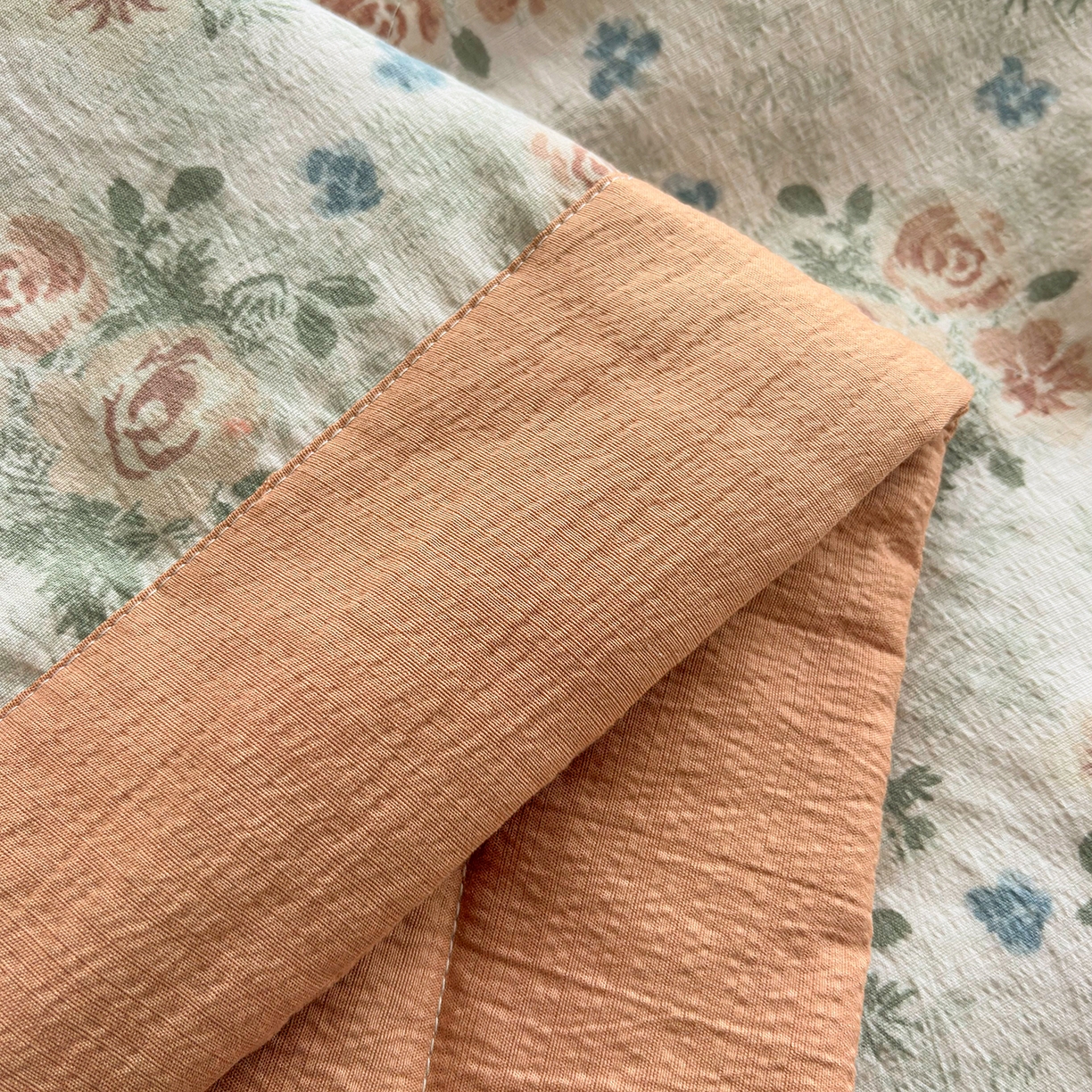 91家纺网 家纺一手货源 找家纺 绒耀家纺 2026春夏直播爆款泡芙棉云感双层纱皱皱纱韩式花边夏被四件套 蔷薇