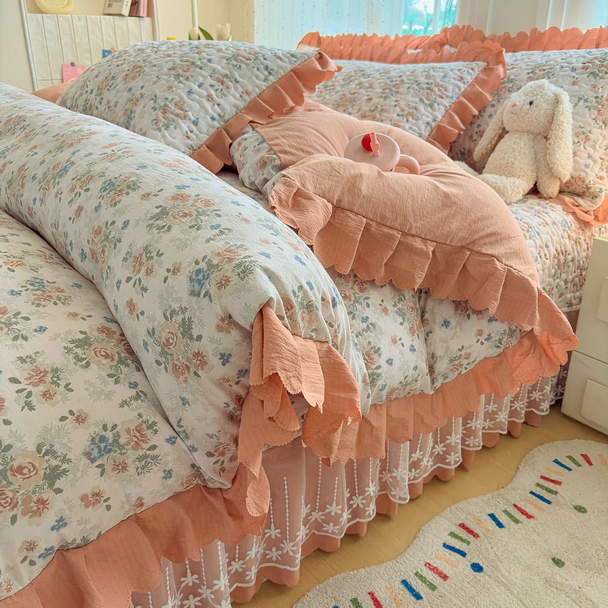 91家纺网 家纺一手货源 找家纺 绒耀家纺 2026春夏直播爆款泡芙棉云感双层纱皱皱纱韩式花边夏被四件套 蔷薇