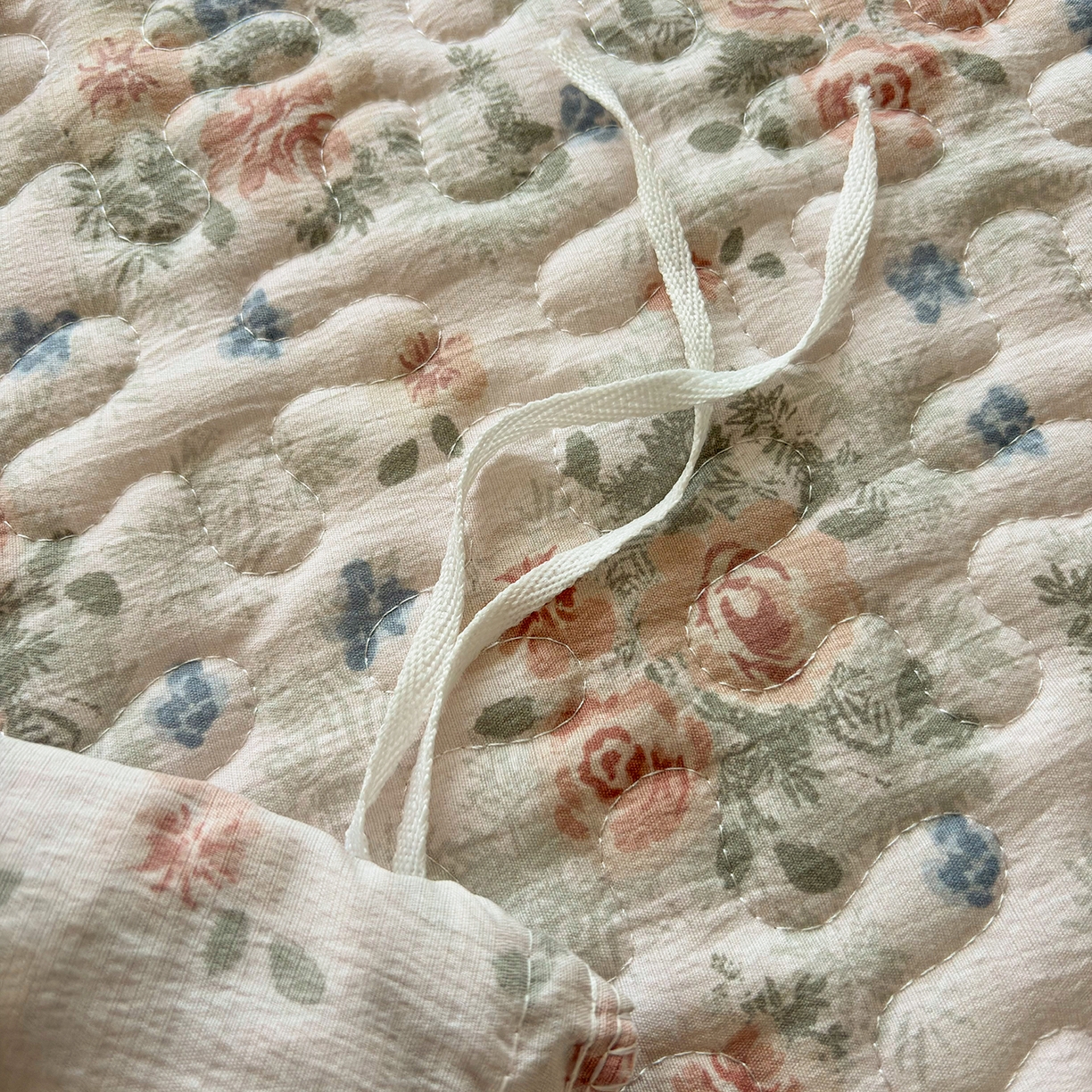 91家纺网 家纺一手货源 找家纺 绒耀家纺 2026春夏直播爆款泡芙棉云感双层纱皱皱纱韩式花边夏被四件套 蔷薇