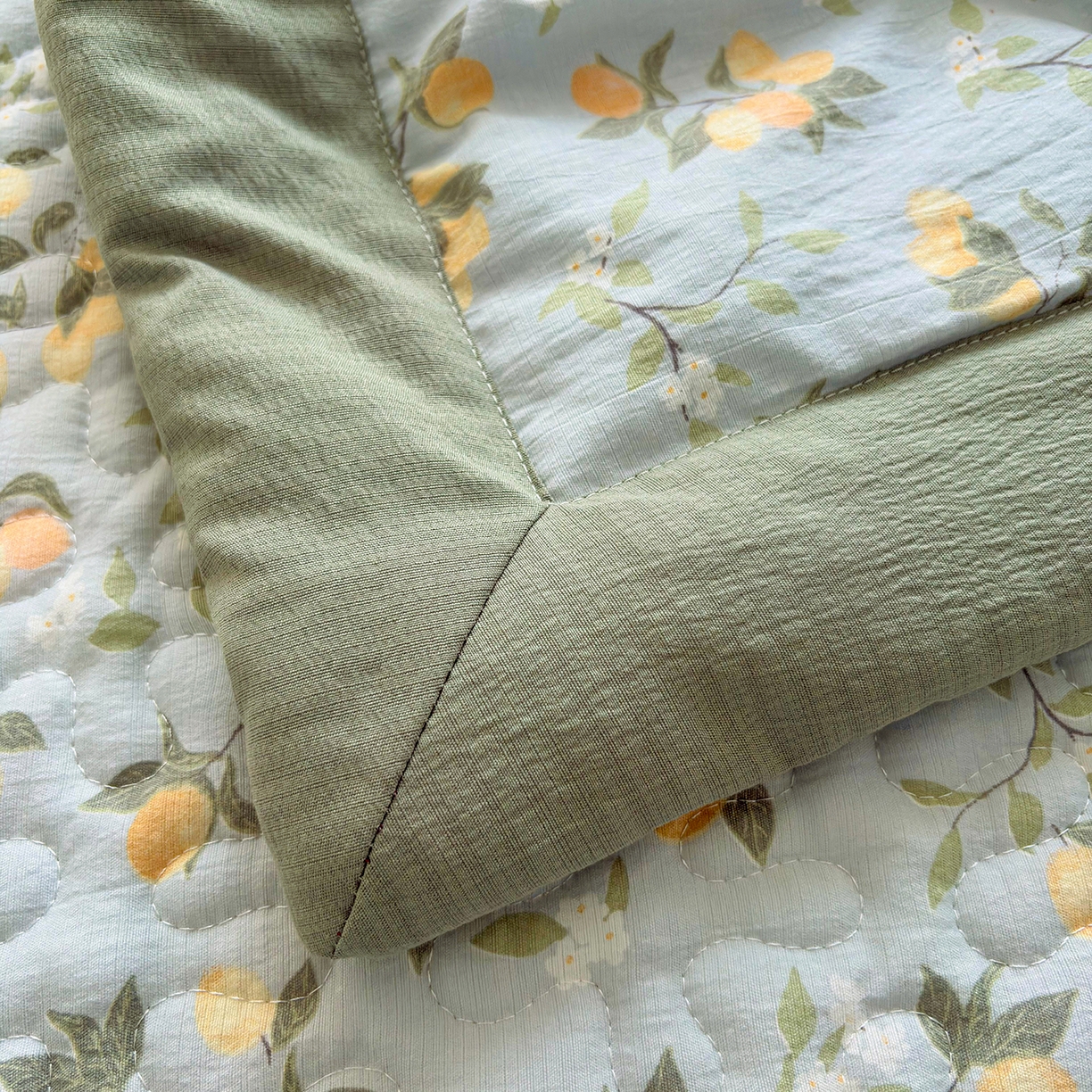 91家纺网 家纺一手货源 找家纺 绒耀家纺 2026春夏直播爆款泡芙棉云感双层纱皱皱纱韩式花边夏被四件套 桃枝夭夭