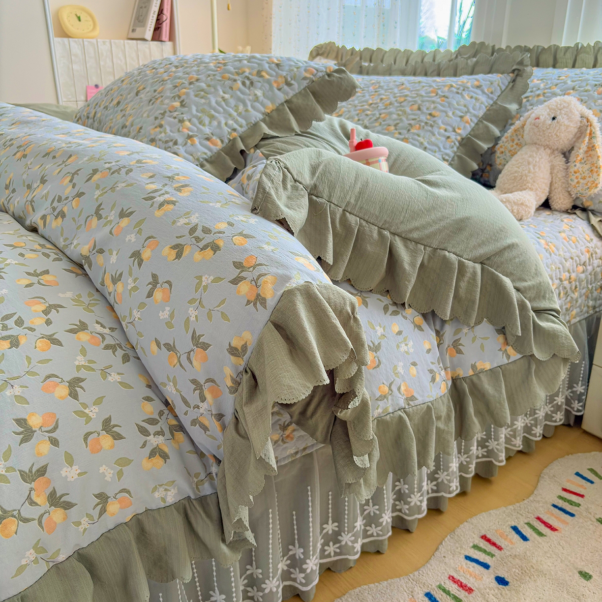 91家纺网 家纺一手货源 找家纺 绒耀家纺 2026春夏直播爆款泡芙棉云感双层纱皱皱纱韩式花边夏被四件套 桃枝夭夭