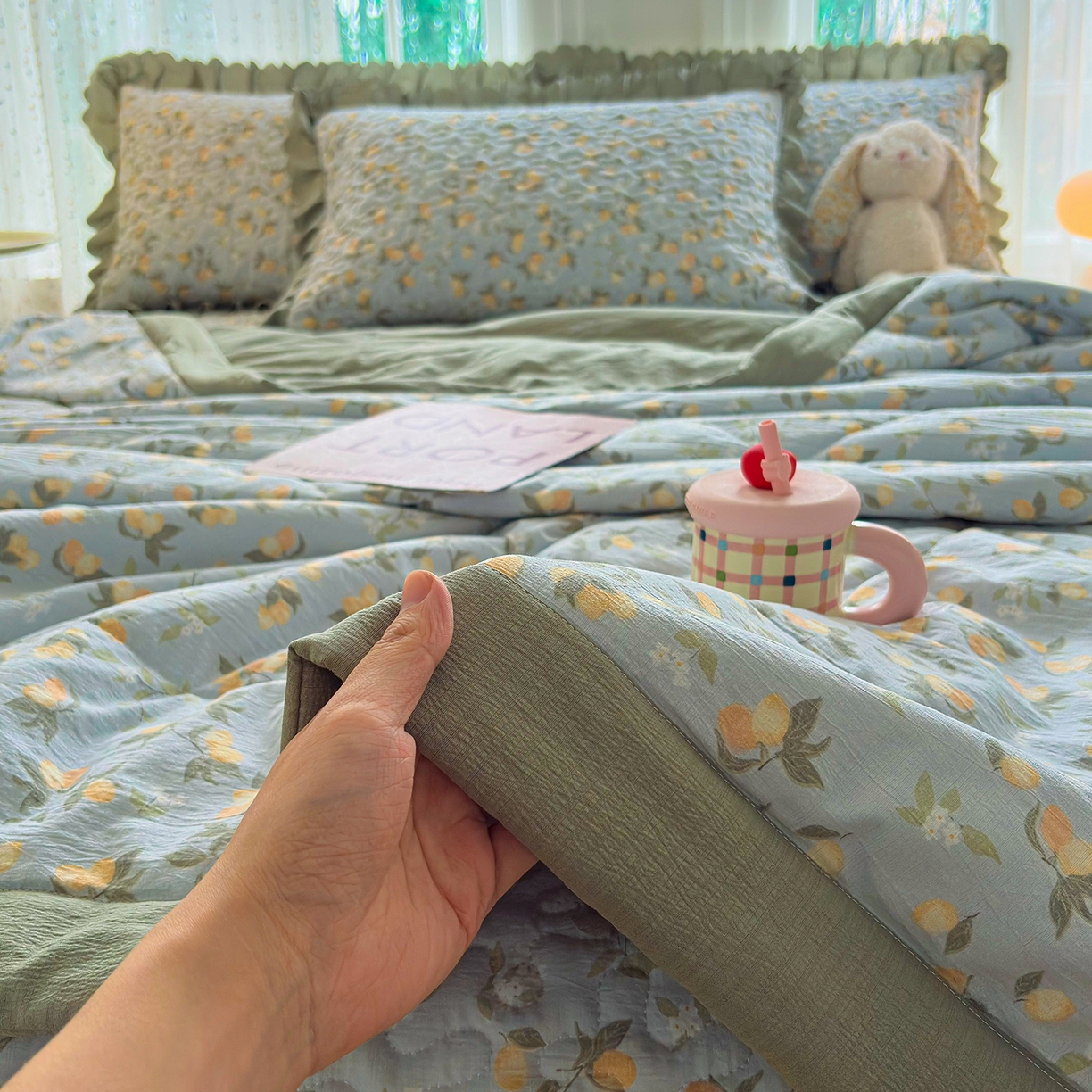 91家纺网 家纺一手货源 找家纺 绒耀家纺 2026春夏直播爆款泡芙棉云感双层纱皱皱纱韩式花边夏被四件套 桃枝夭夭