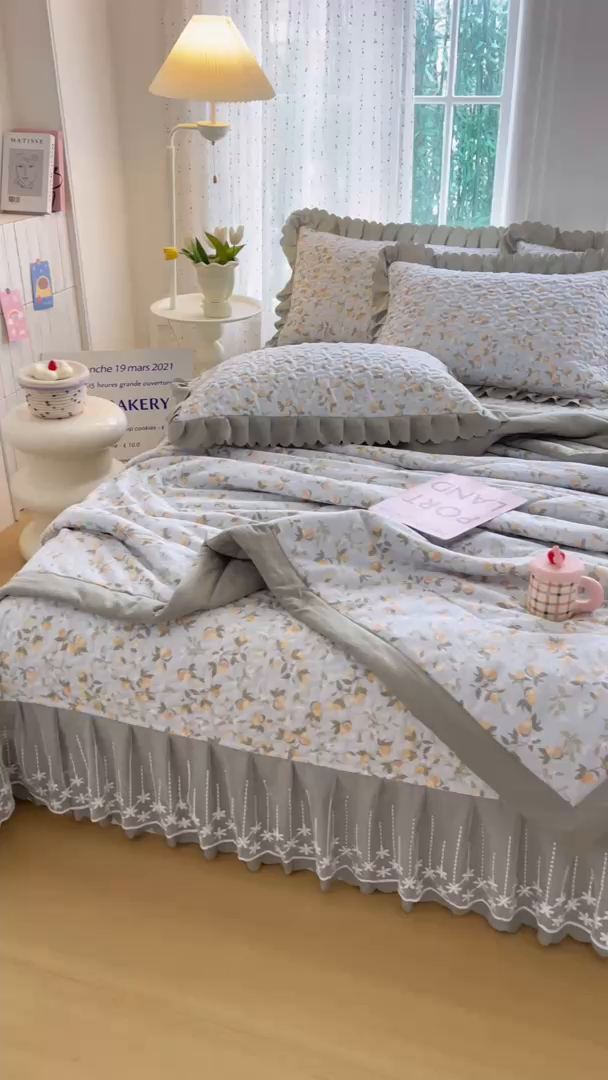 91家纺网 家纺一手货源 找家纺 绒耀家纺 2026春夏直播爆款泡芙棉云感双层纱皱皱纱韩式花边夏被四件套 桃枝夭夭