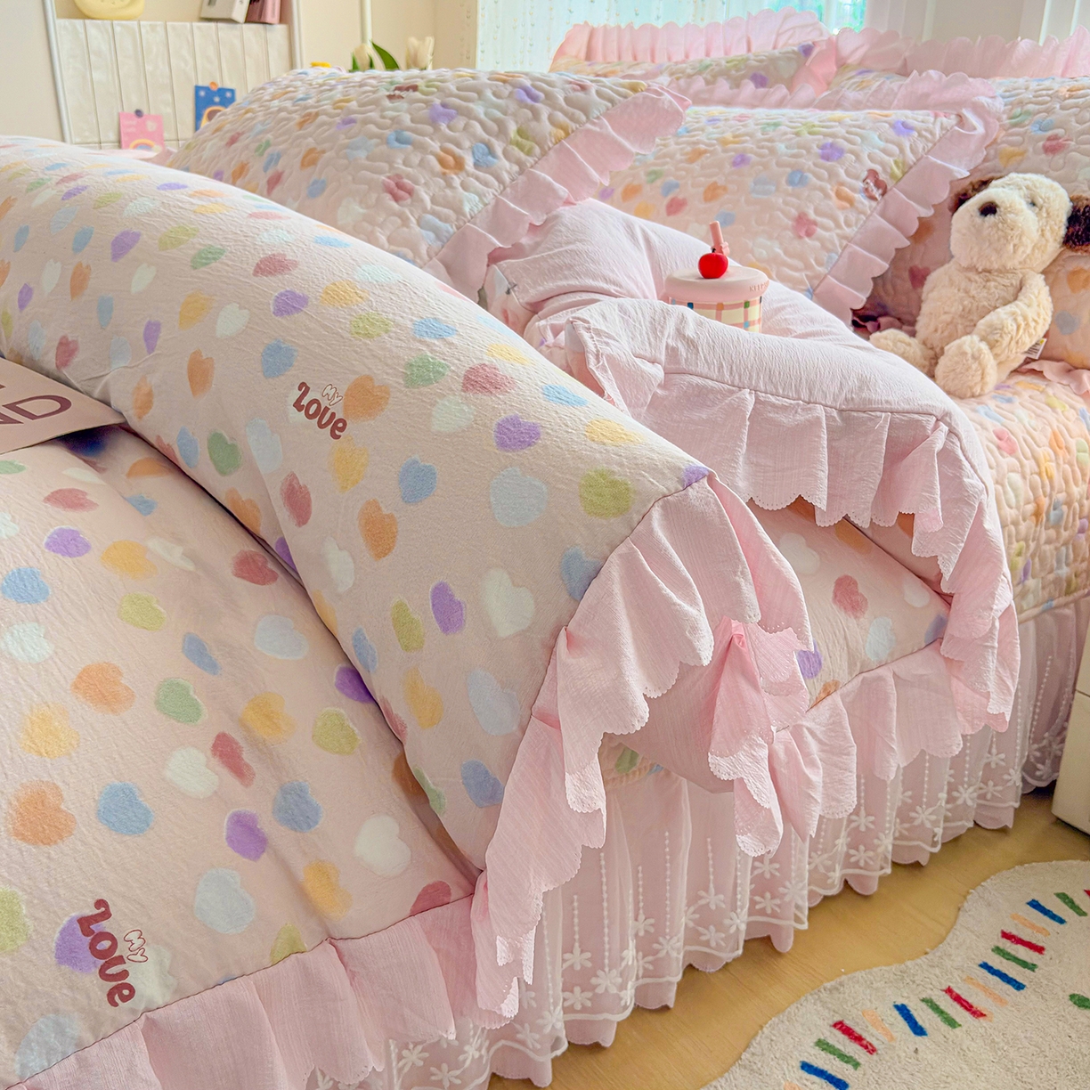 91家纺网 家纺一手货源 找家纺 绒耀家纺 2026春夏直播爆款泡芙棉云感双层纱皱皱纱韩式花边夏被四件套 甜蜜爱恋