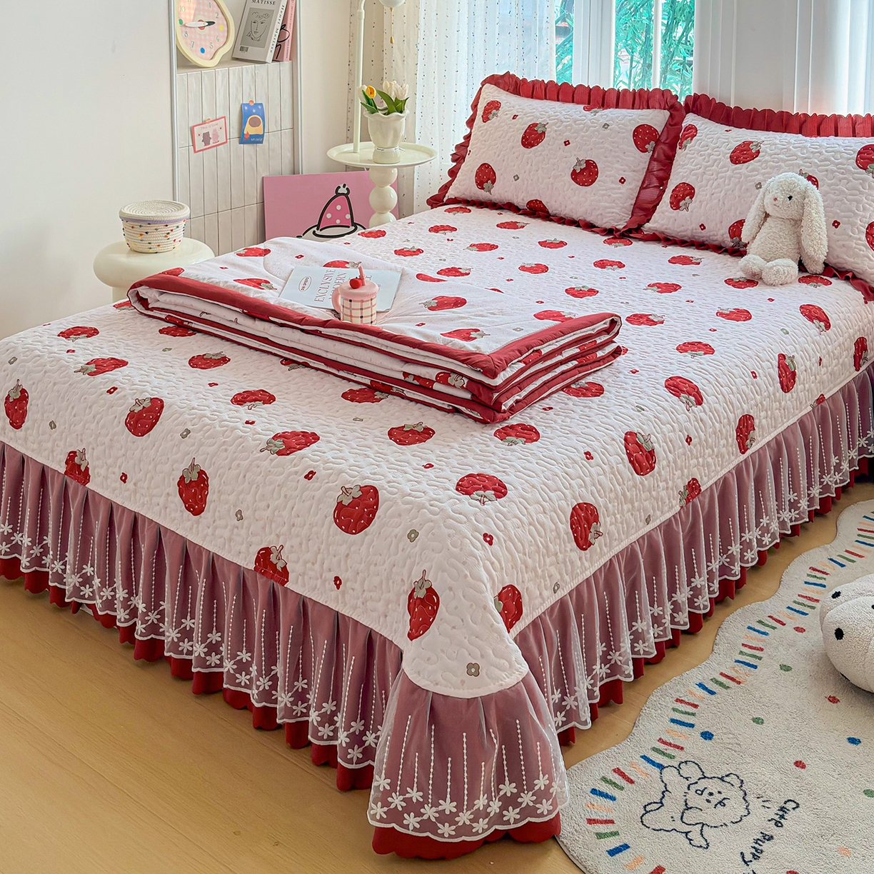 91家纺网 家纺一手货源 找家纺 绒耀家纺 2026春夏直播爆款泡芙棉云感双层纱皱皱纱韩式花边夏被四件套 甜甜草莓