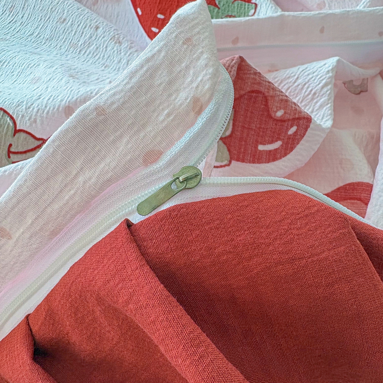 91家纺网 家纺一手货源 找家纺 绒耀家纺 2026春夏直播爆款泡芙棉云感双层纱皱皱纱韩式花边夏被四件套 甜甜草莓