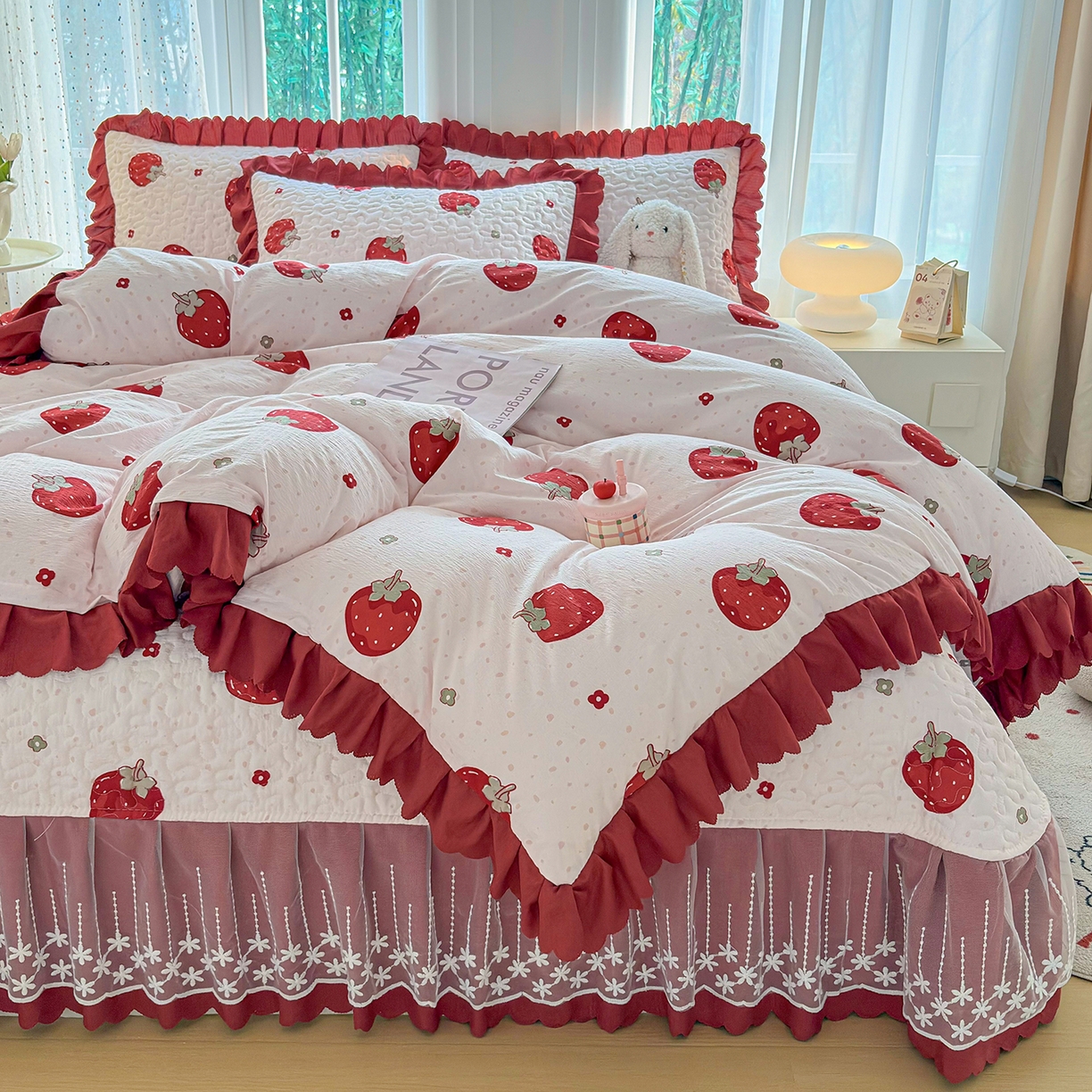 91家纺网 家纺一手货源 找家纺 绒耀家纺 2026春夏直播爆款泡芙棉云感双层纱皱皱纱韩式花边夏被四件套 甜甜草莓