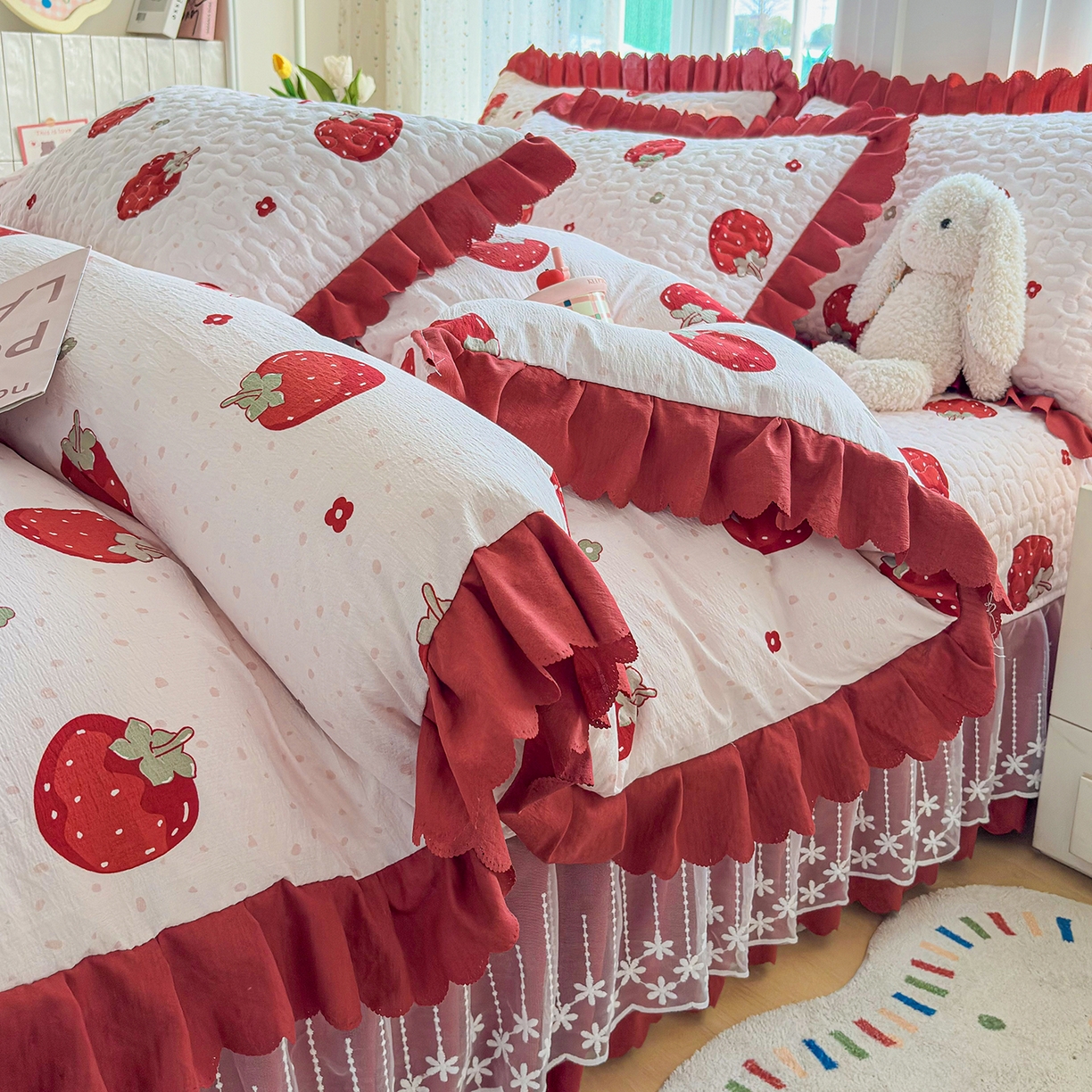 91家纺网 家纺一手货源 找家纺 绒耀家纺 2026春夏直播爆款泡芙棉云感双层纱皱皱纱韩式花边夏被四件套 甜甜草莓