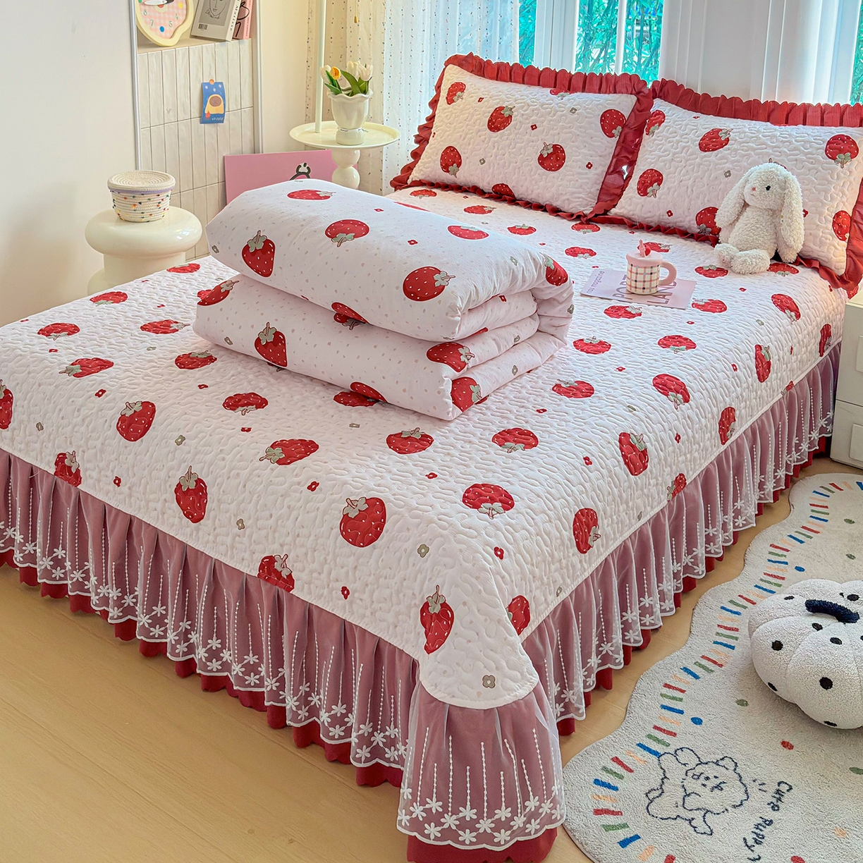 91家纺网 家纺一手货源 找家纺 绒耀家纺 2026春夏直播爆款泡芙棉云感双层纱皱皱纱韩式花边夏被四件套 甜甜草莓