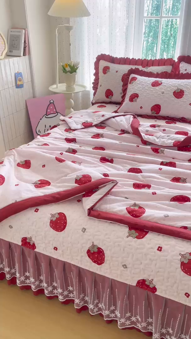91家纺网 家纺一手货源 找家纺 绒耀家纺 2026春夏直播爆款泡芙棉云感双层纱皱皱纱韩式花边夏被四件套 甜甜草莓