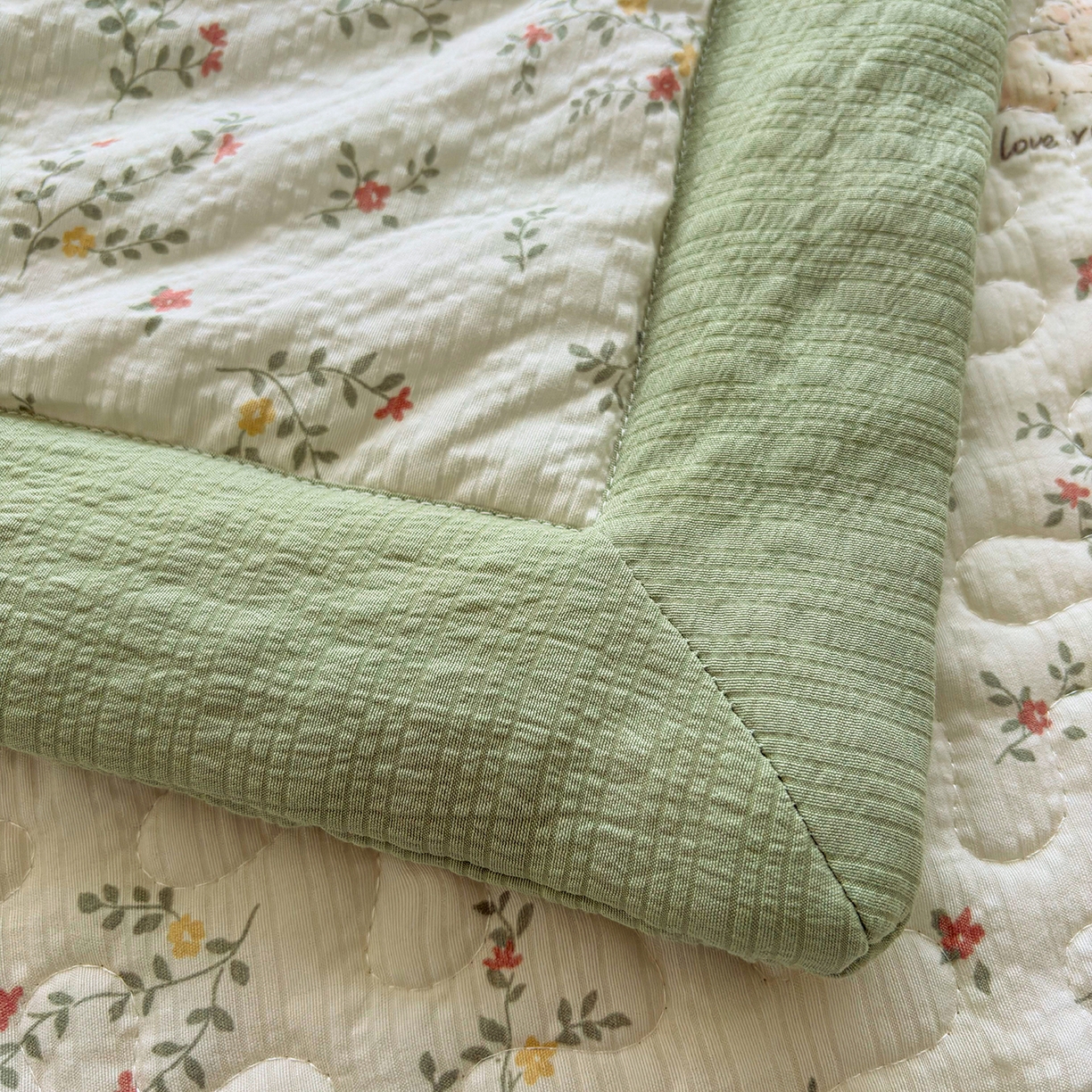 91家纺网 家纺一手货源 找家纺 绒耀家纺 2026春夏直播爆款泡芙棉云感双层纱皱皱纱韩式花边夏被四件套 夏日