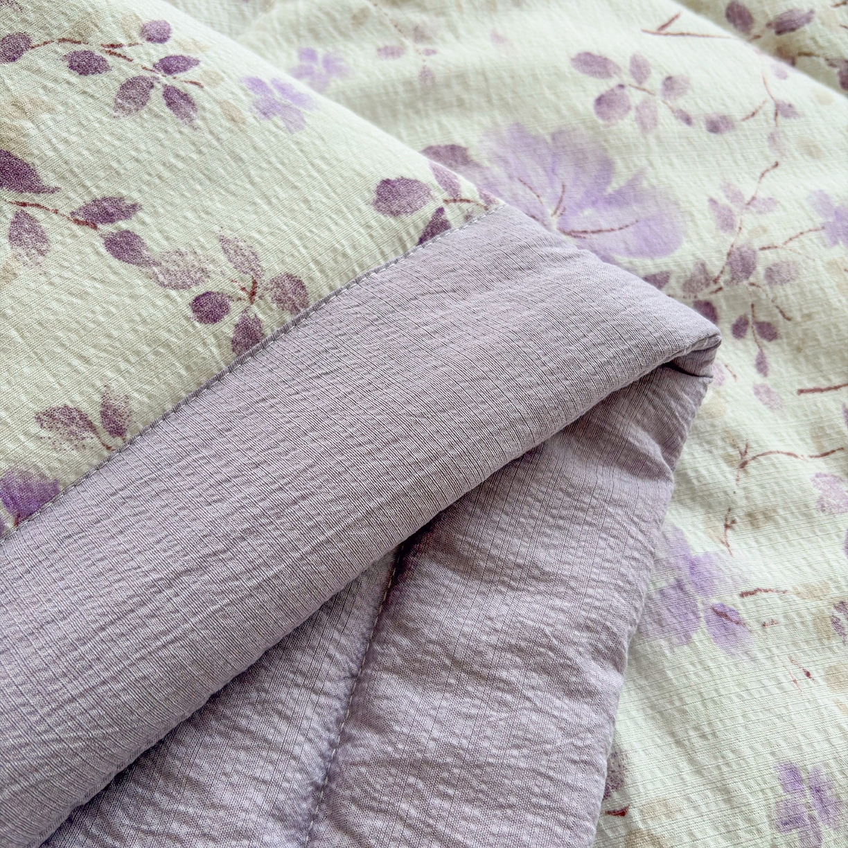 91家纺网 家纺一手货源 找家纺 绒耀家纺 2026春夏直播爆款泡芙棉云感双层纱皱皱纱韩式花边夏被四件套 紫薇