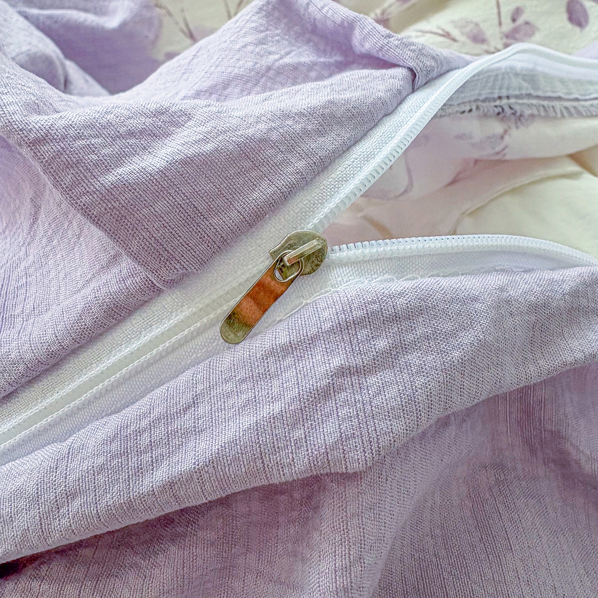 91家纺网 家纺一手货源 找家纺 绒耀家纺 2026春夏直播爆款泡芙棉云感双层纱皱皱纱韩式花边夏被四件套 紫薇