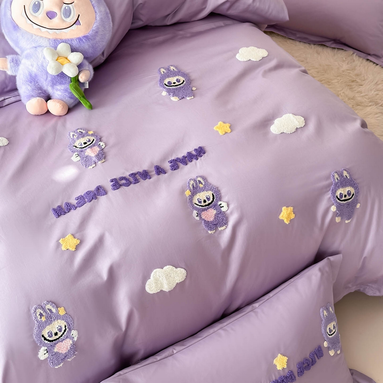 91家纺网 家纺一手货源 找家纺 犇牛仓储供应链 2026春夏新款A类全棉纯棉毛巾绣卡通款四件套拉布布 拉布布-优雅紫