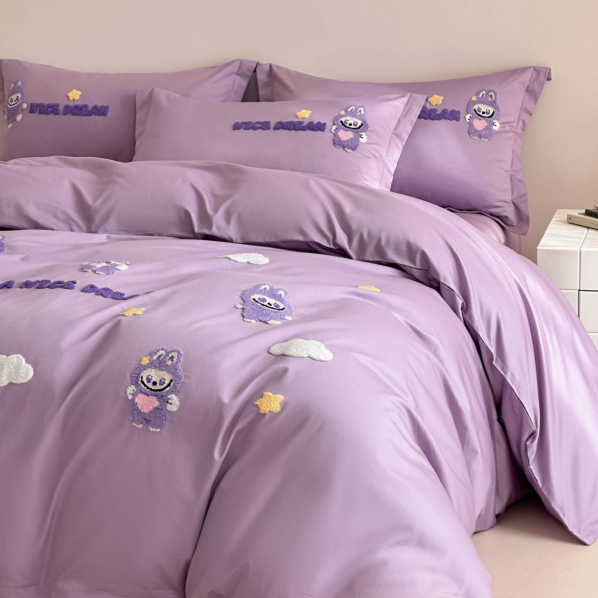 91家纺网 家纺一手货源 找家纺 犇牛仓储供应链 2026春夏新款A类全棉纯棉毛巾绣卡通款四件套拉布布 拉布布-优雅紫