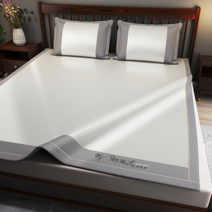 91家纺网 家纺一手货源 找家纺 yyds网供 2026新款碳光绣花冰藤席夏季冰丝席空调软席可水洗折叠凉席 绣花素雅-银灰