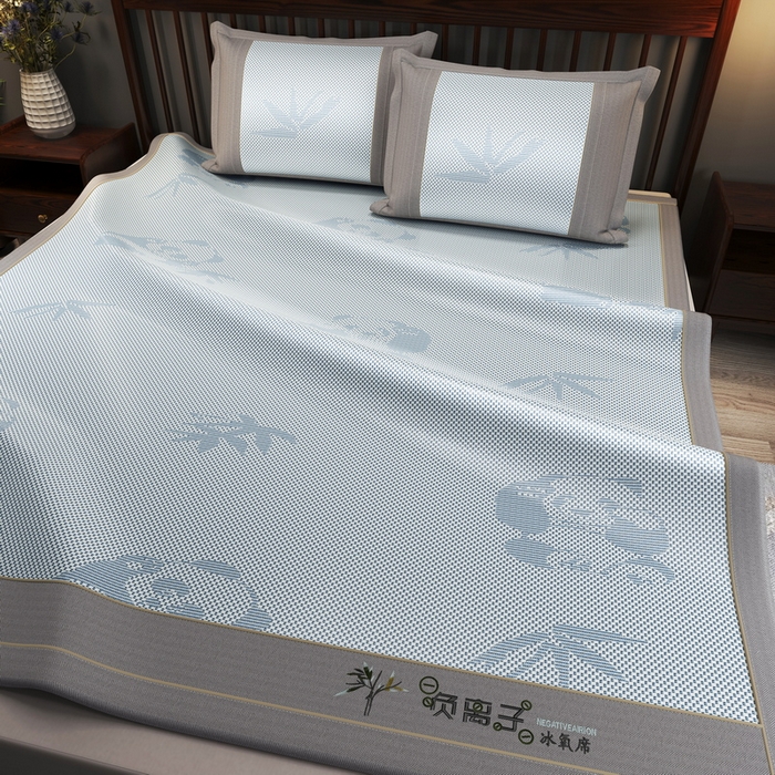 91家纺网 家纺一手货源 找家纺 yyds网供 2026新款碳光绣花冰藤席夏季冰丝席空调软席可水洗折叠凉席 绣花熊猫-浅蓝