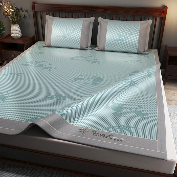 91家纺网 家纺一手货源 找家纺 yyds网供 2026新款碳光绣花冰藤席夏季冰丝席空调软席可水洗折叠凉席 绣花熊猫-水绿