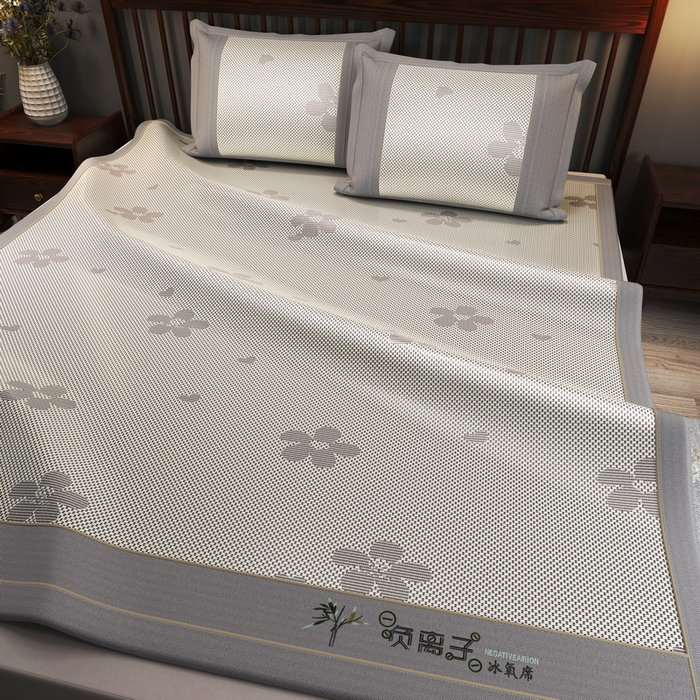 91家纺网 家纺一手货源 找家纺 yyds网供 2026新款碳光绣花冰藤席夏季冰丝席空调软席可水洗折叠凉席 绣花樱花-银灰