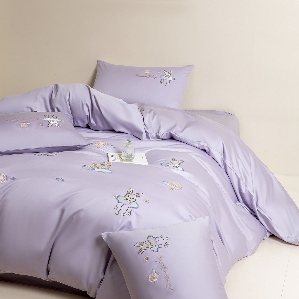 91家纺网 家纺一手货源 找家纺 绒掌柜家纺（品质焕新） 2026新款100S长绒棉纯棉精密刺绣四件套-云境系列-版权产品-礼盒装 云境-奶芋紫