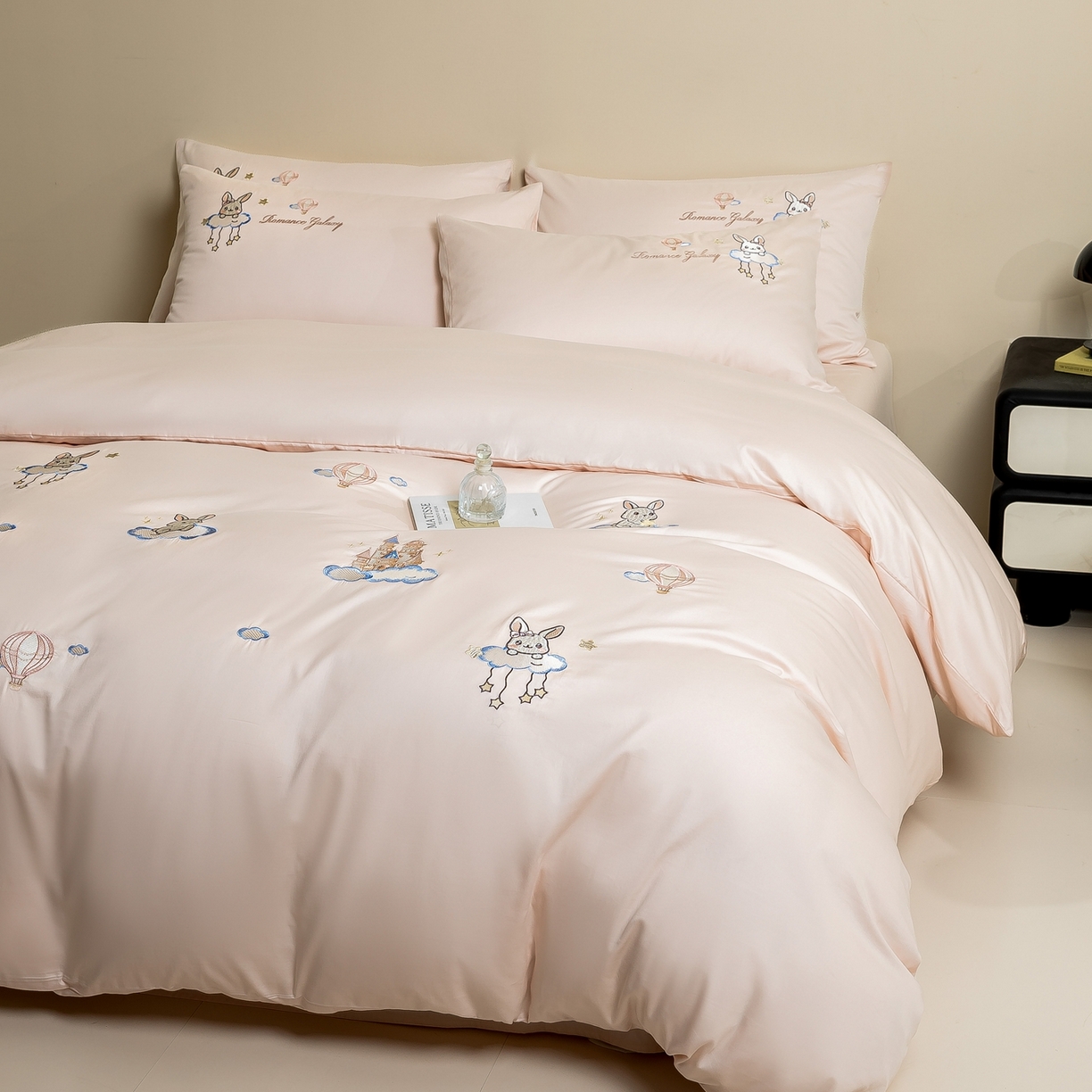 91家纺网 家纺一手货源 找家纺 绒掌柜家纺（品质焕新） 2026新款100S长绒棉纯棉精密刺绣四件套-云境系列-版权产品-礼盒装 云境-蜜桃粉