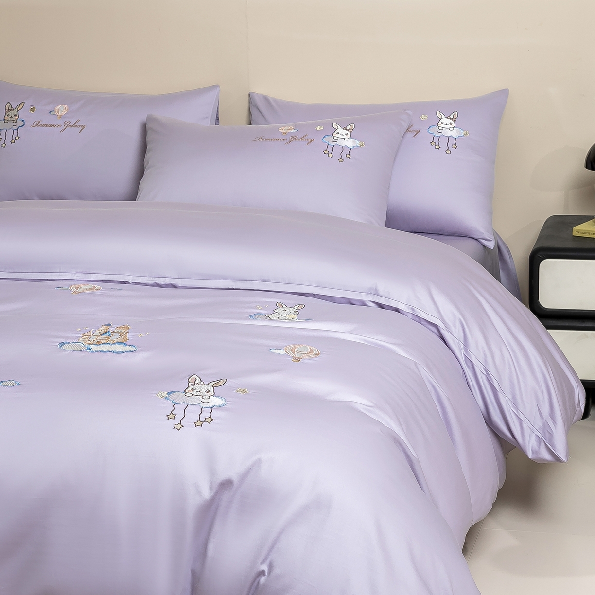 91家纺网 家纺一手货源 找家纺 绒掌柜家纺（品质焕新） 2026新款100S长绒棉纯棉精密刺绣四件套-云境系列-版权产品-礼盒装 云境-奶芋紫