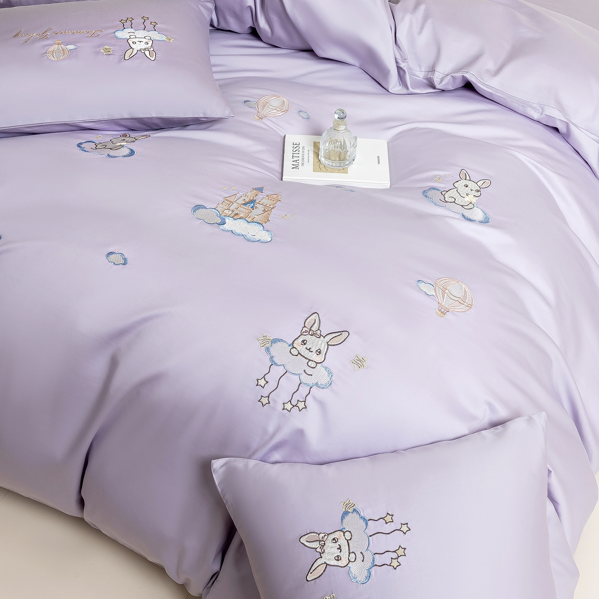 91家纺网 家纺一手货源 找家纺 绒掌柜家纺（品质焕新） 2026新款100S长绒棉纯棉精密刺绣四件套-云境系列-版权产品-礼盒装 云境-奶芋紫