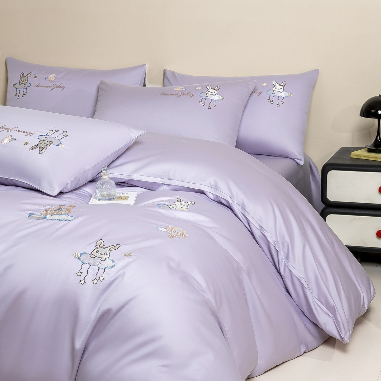 91家纺网 家纺一手货源 找家纺 绒掌柜家纺（品质焕新） 2026新款100S长绒棉纯棉精密刺绣四件套-云境系列-版权产品-礼盒装 云境-奶芋紫