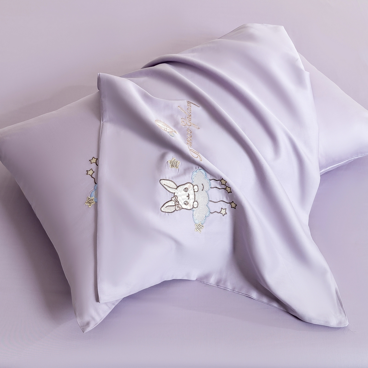 91家纺网 家纺一手货源 找家纺 绒掌柜家纺（品质焕新） 2026新款100S长绒棉纯棉精密刺绣四件套-云境系列-版权产品-礼盒装 云境-奶芋紫