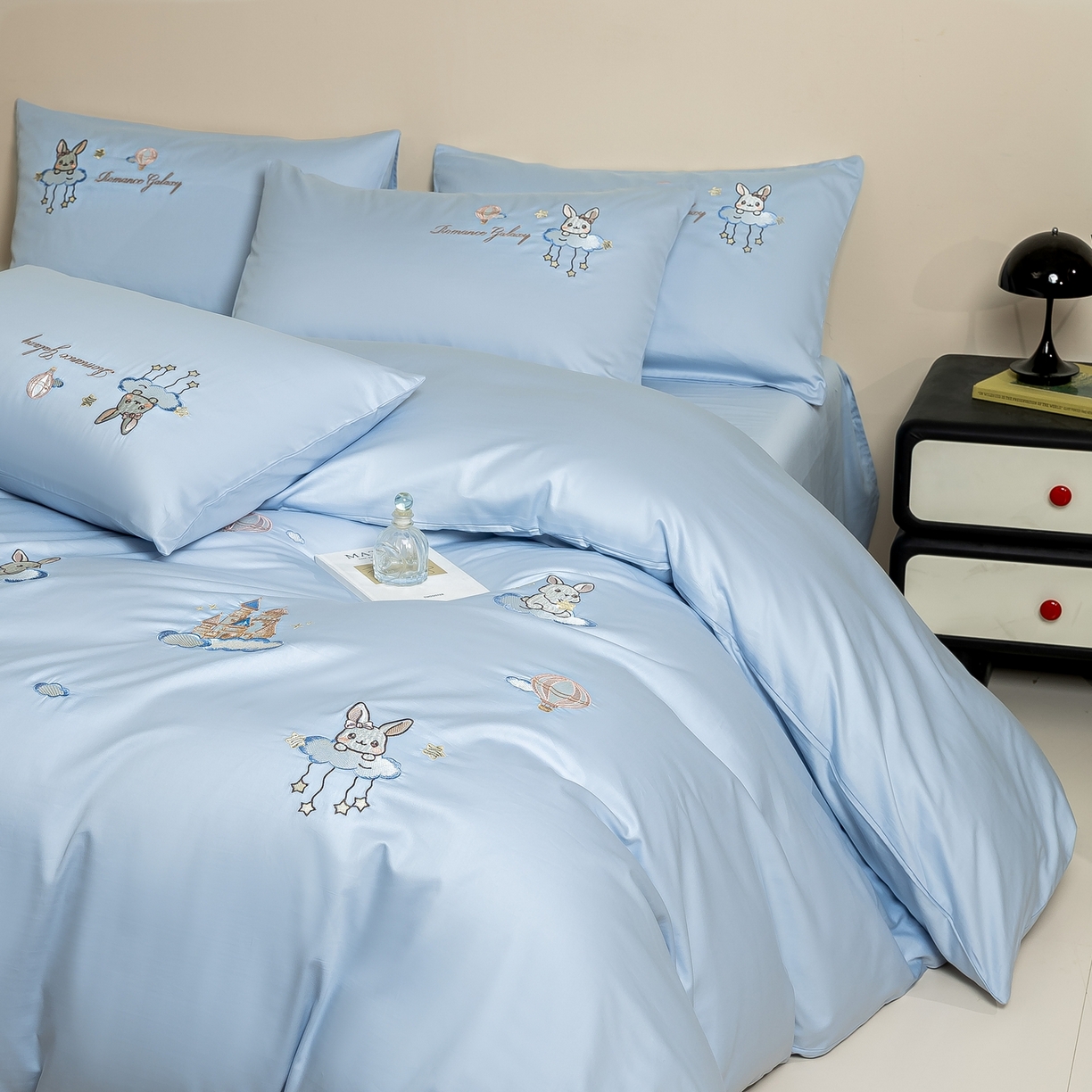 91家纺网 家纺一手货源 找家纺 绒掌柜家纺（品质焕新） 2026新款100S长绒棉纯棉精密刺绣四件套-云境系列-版权产品-礼盒装 云境-天空蓝