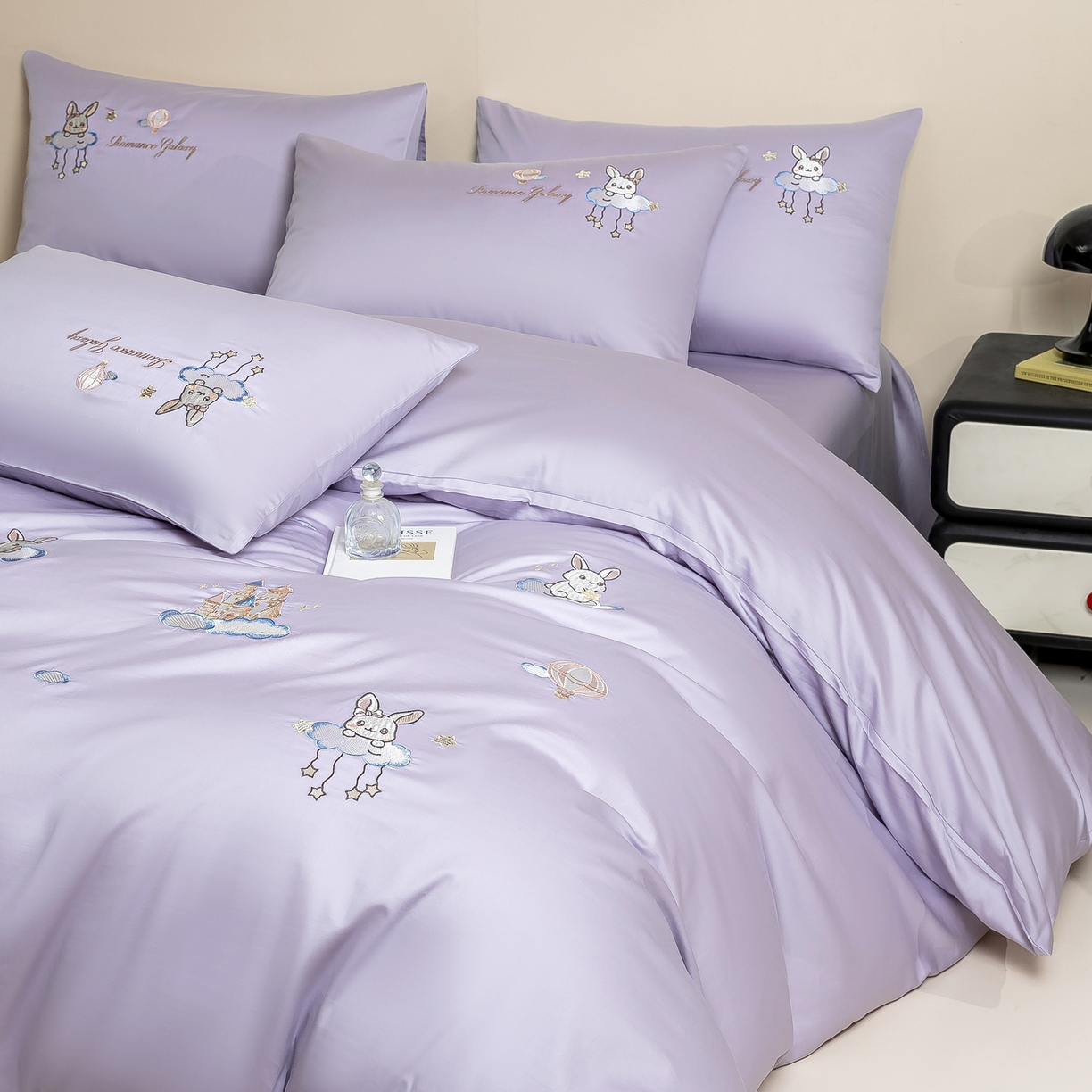 91家纺网 家纺一手货源 找家纺 绒掌柜家纺（品质焕新） 2026新款100S长绒棉纯棉精密刺绣四件套-云境系列-版权产品-礼盒装 云境-奶芋紫